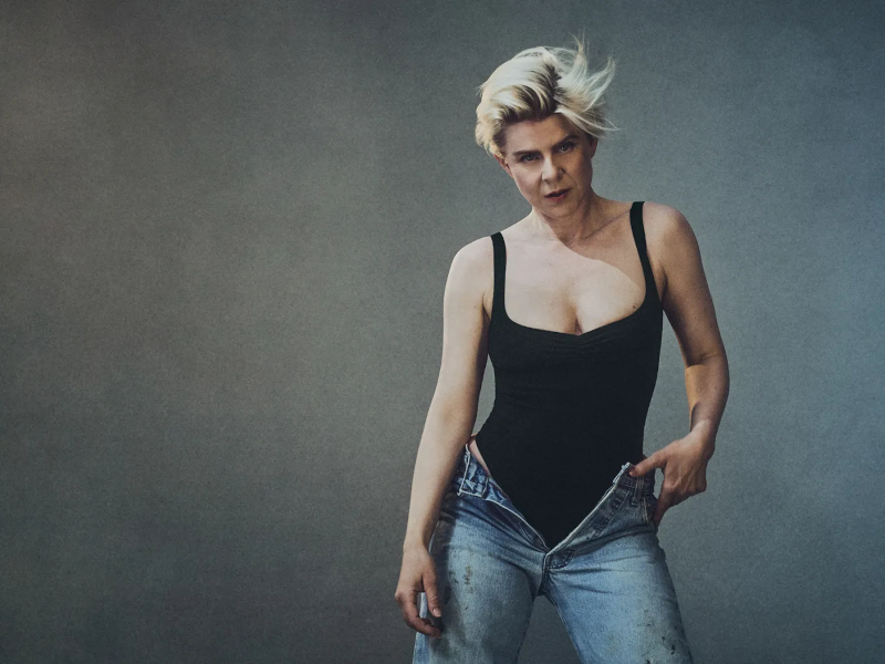 A press photo of Robyn.